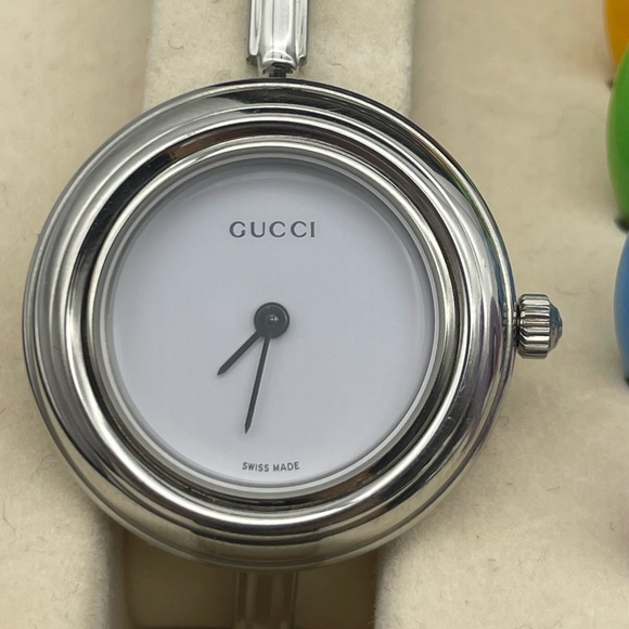 Gucci Women's Watch with Interchangeable Colored Bezels - Picture 5 of 10